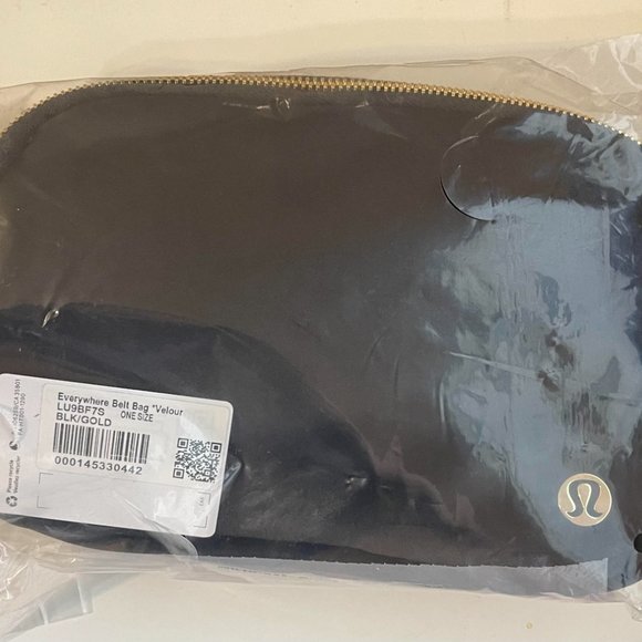 NWT Lululemon Everywhere Belt Bag Velour Black Limited Edition 1L - Picture 4 of 5